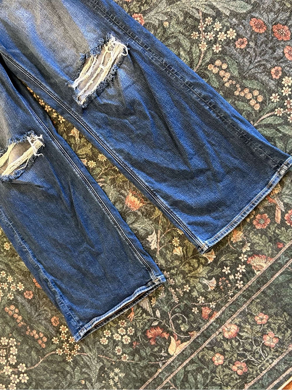 American Eagle Super High Rise Bagg Wide Leg Distressed Jeans - Picture 3 of 7